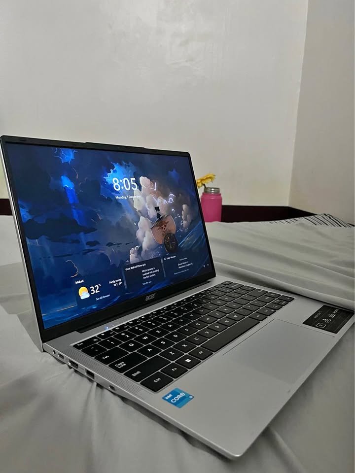 Acer Aspire Lite Core i7 laptop showing thin bezels, Intel Core i7 sticker, and premium silver finish