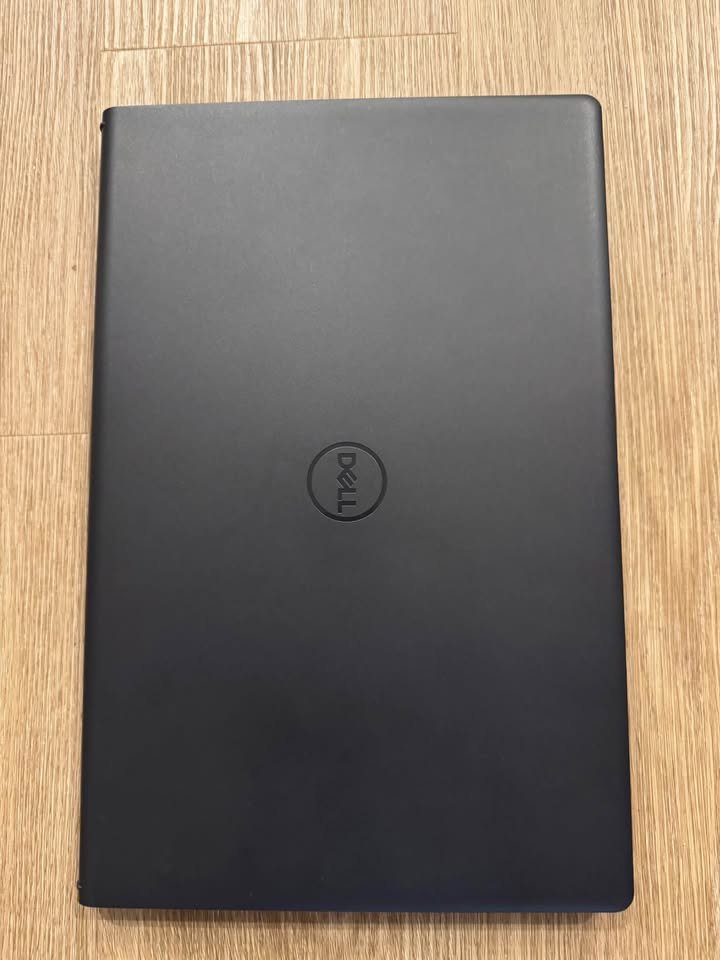 Dell Inspiron 15 3535 AMD Ryzen 5 7520U laptop lid showing sturdy build quality and scratch-resistant matte surface