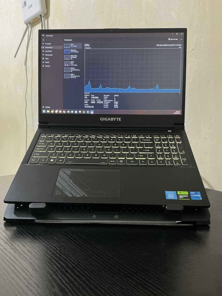 GIGABYTE G5 MF5 Core i5-13500H gaming laptop showing RTX 4050 GPU performance in Windows Task Manager