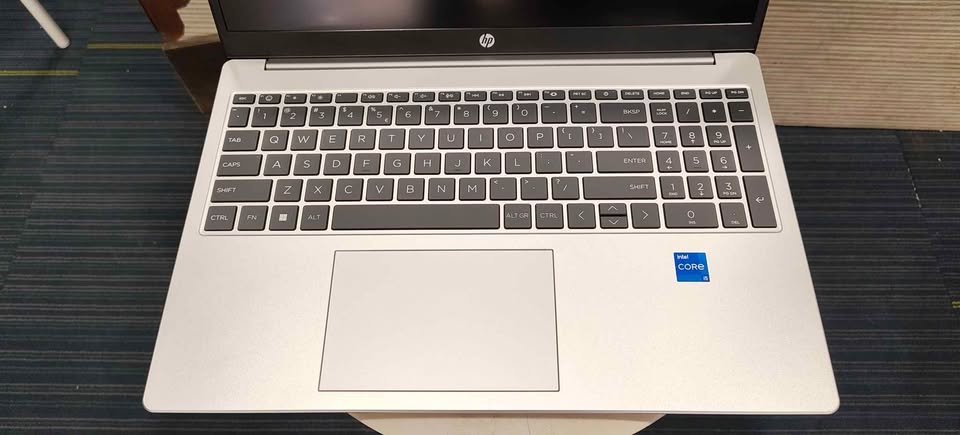HP 250 G10 Core i5 laptop full-size keyboard with numeric keypad and touchpad