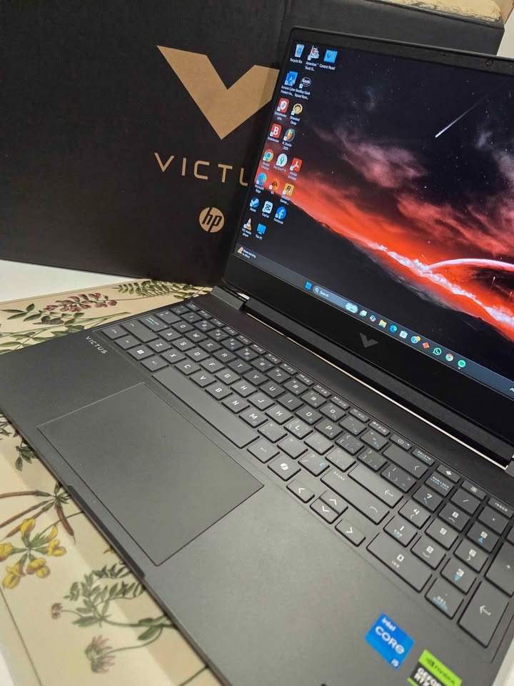 HP Victus Core i5-13420H RTX 4050 gaming laptop keyboard and display with retail box