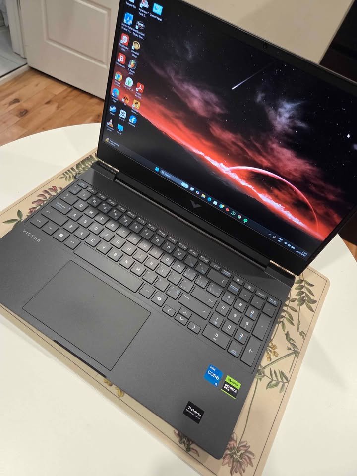 HP Victus Core i5-13420H RTX 4050 gaming laptop full keyboard and display view