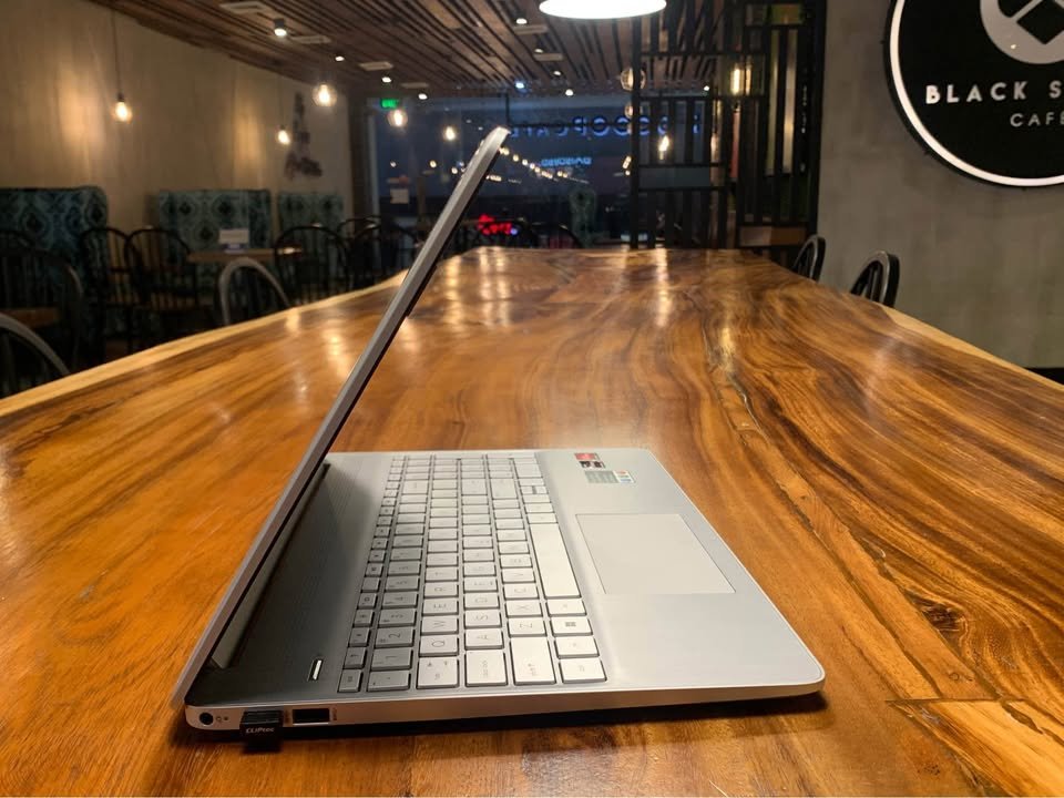 HP 15 AMD Ryzen 7 5825U laptop side angle displaying sturdy hinge, balanced weight distribution, and professional build