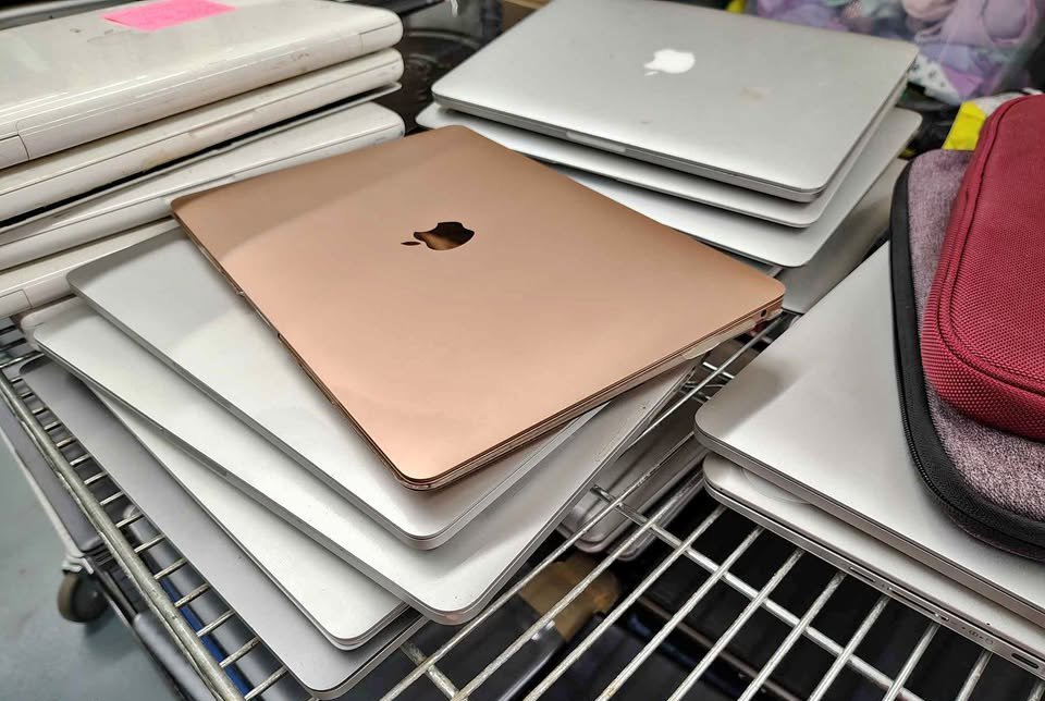 Macbook testing units arranged for hardware performance and quality evaluation