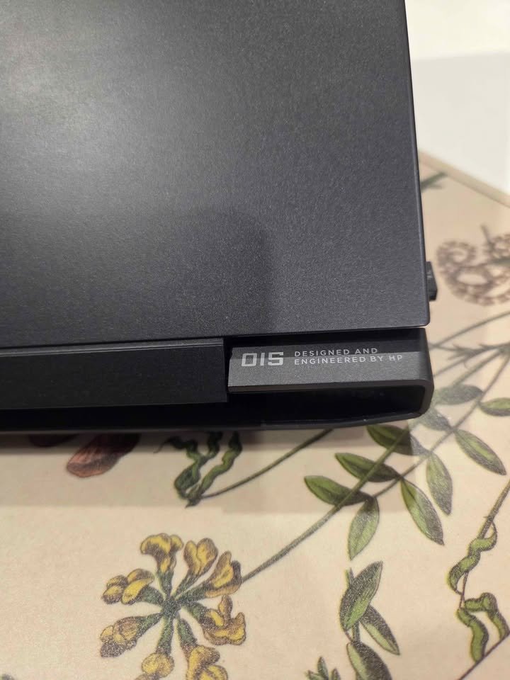 HP laptop build quality detail with OIS branding near hinge area