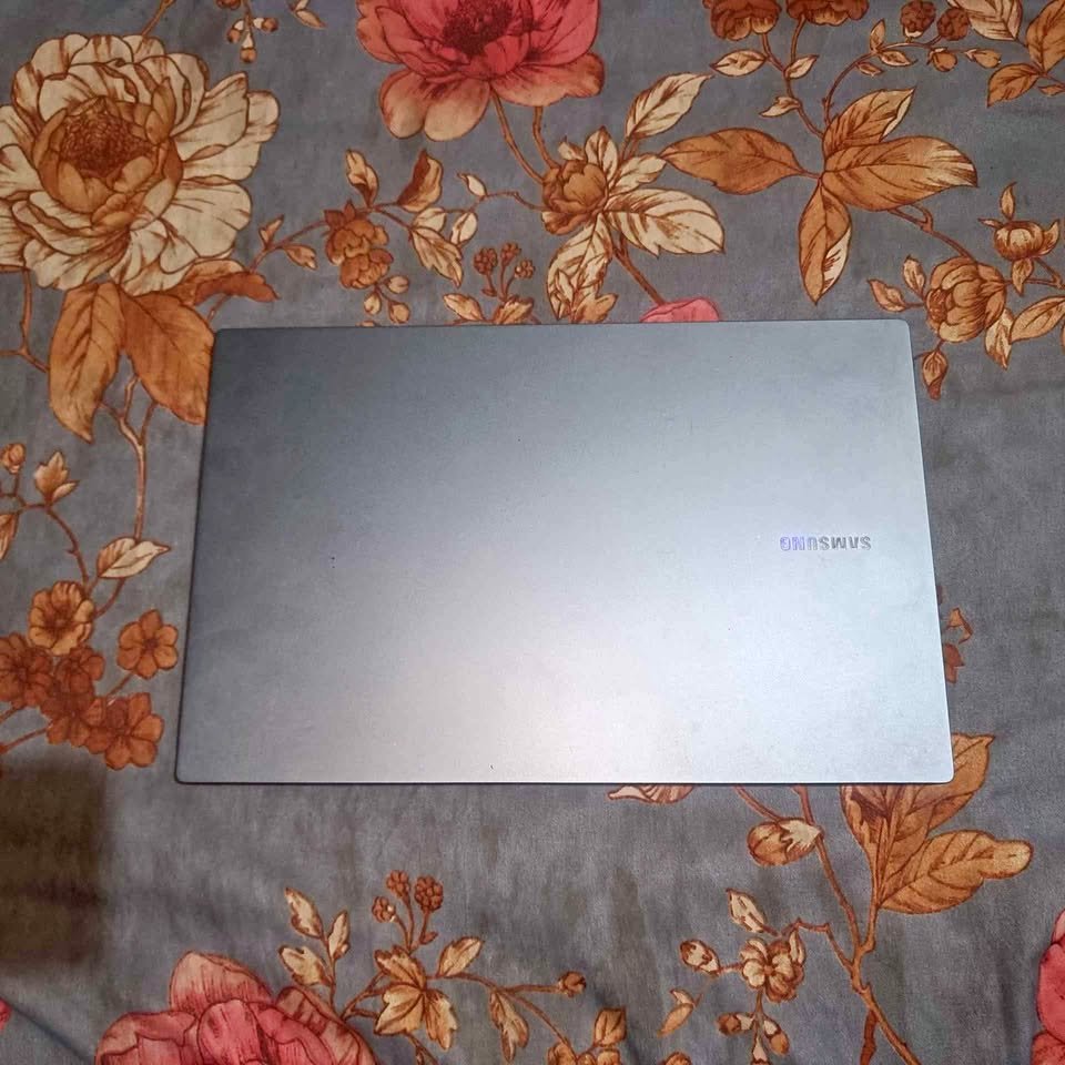 Closed Samsung Galaxy Book4 Core i5‑1335U laptop with slim aluminum body and matte silver finish, top view